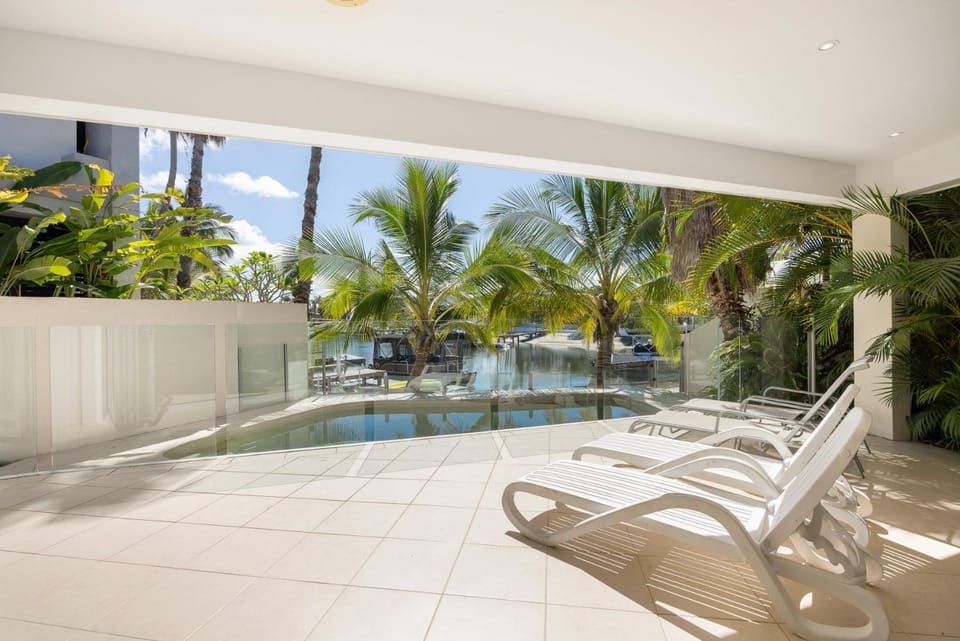 Pet-Friendly Waterfront Hideaway House in Noosa Heads