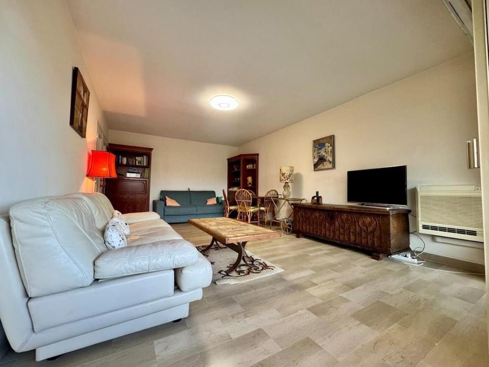 Le Lys - Apt 4 Prs - clim - piscine - parking Apartment in Antibes