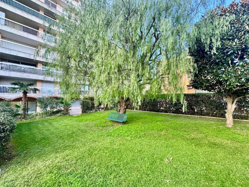 Le Lys - Apt 4 Prs - clim - piscine - parking Apartment in Antibes