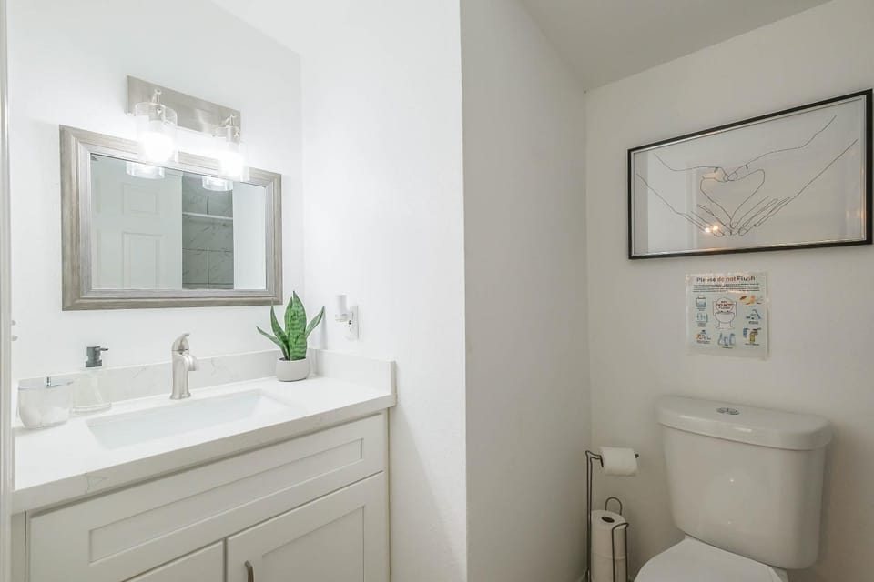 Spring Branch Home Sleeps 6 Yard King Suit House in Houston