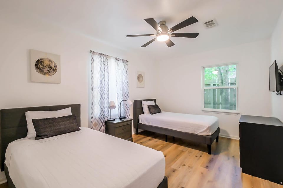 Spring Branch Home Sleeps 6 Yard King Suit House in Houston