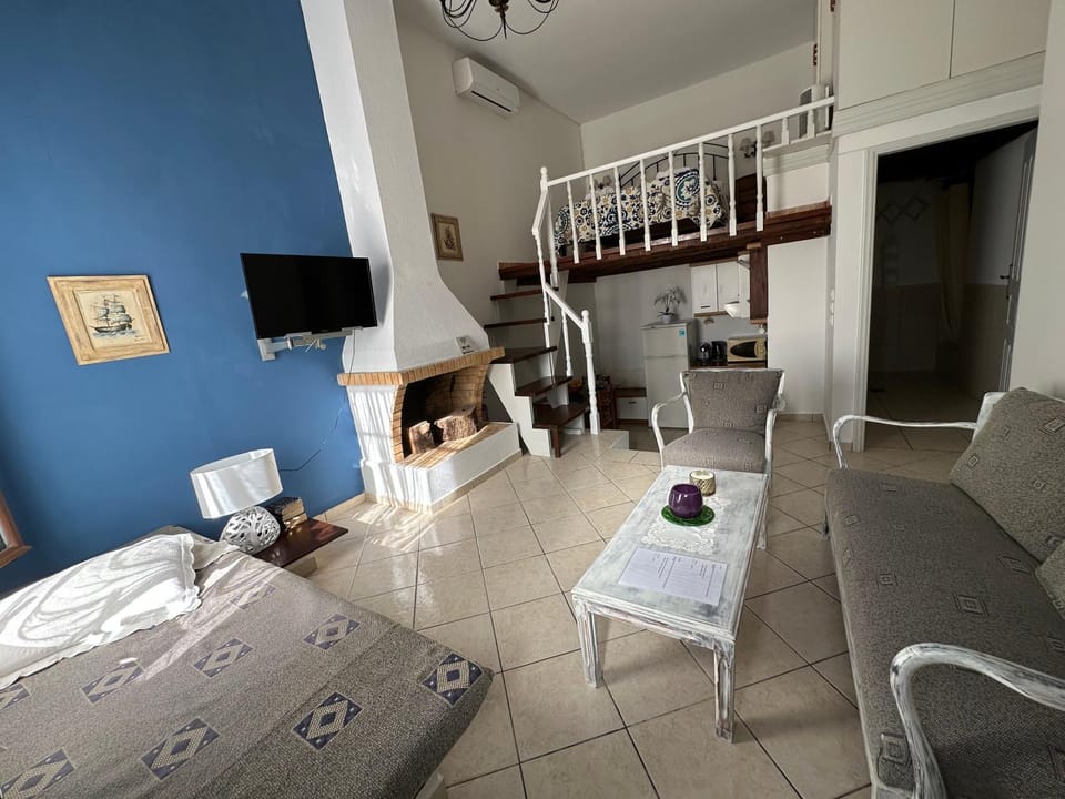 Communal lounge/ TV room, TV and multimedia, Living room, Seating area, Dining area, fireplace