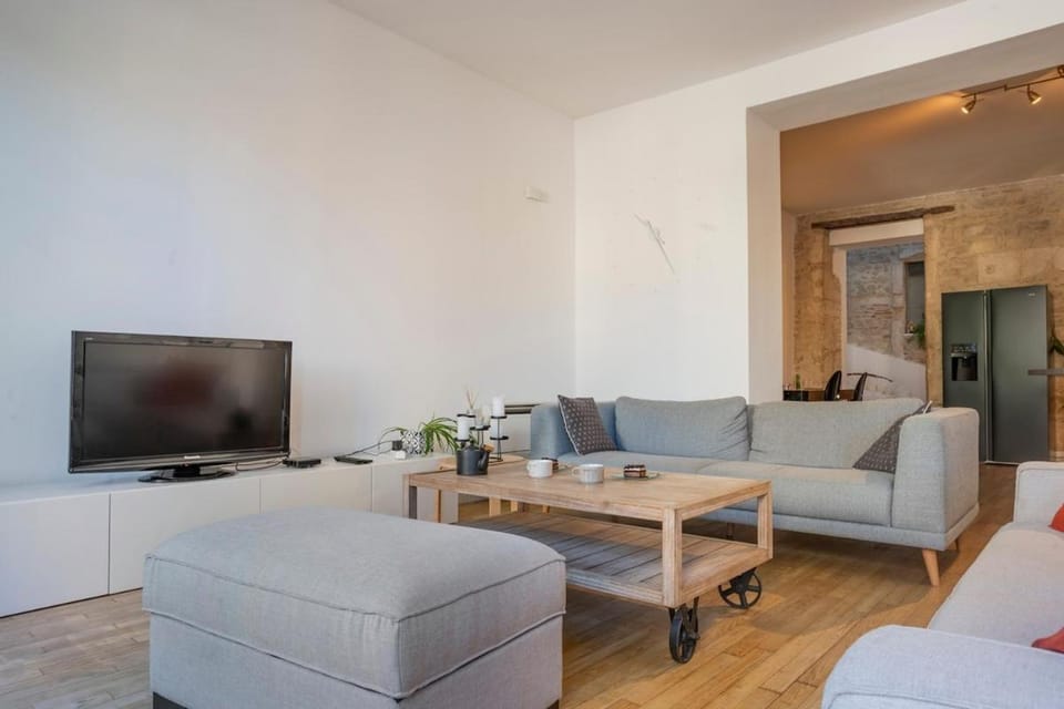 Le Saint Baudile 80sqm parking AC church view Apartment in Nimes