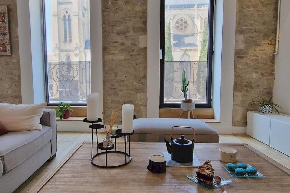 Le Saint Baudile 80sqm parking AC church view Apartment in Nimes