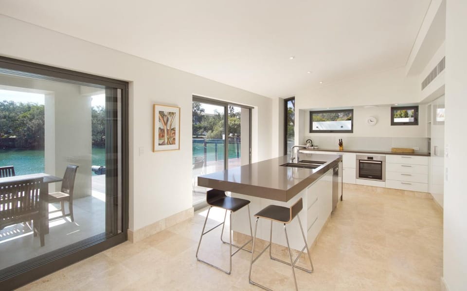 Canalfront Retreat, Private Jetty & Pool House in Noosa Heads