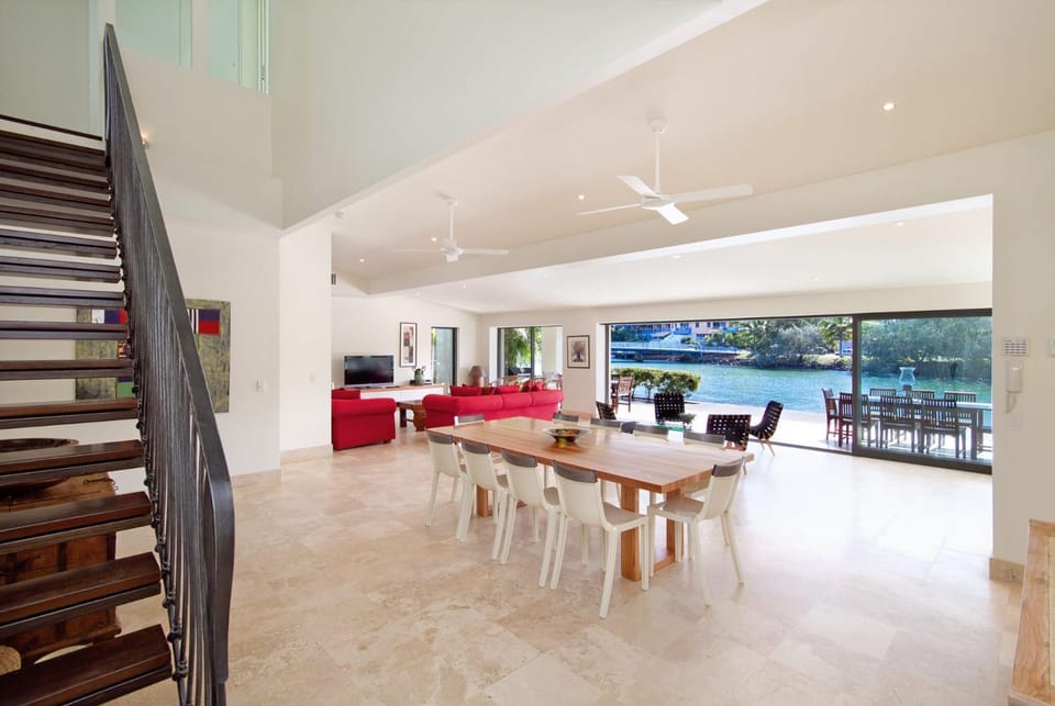 Canalfront Retreat, Private Jetty & Pool House in Noosa Heads