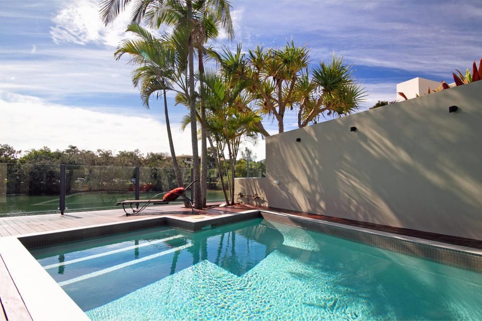 Canalfront Retreat, Private Jetty & Pool House in Noosa Heads
