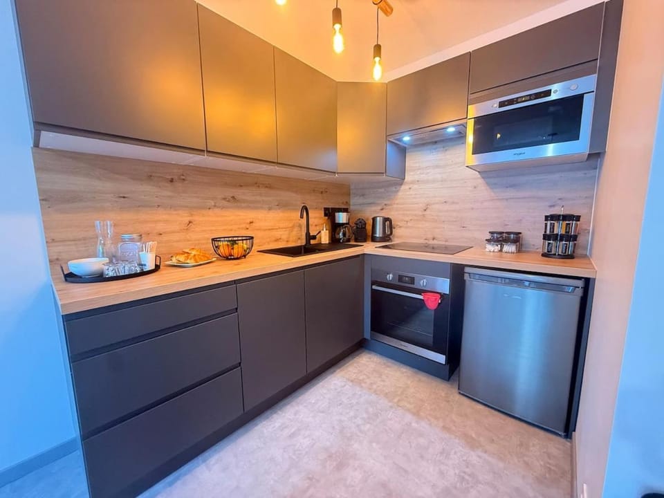 Kitchen or kitchenette, dishwasher, oven