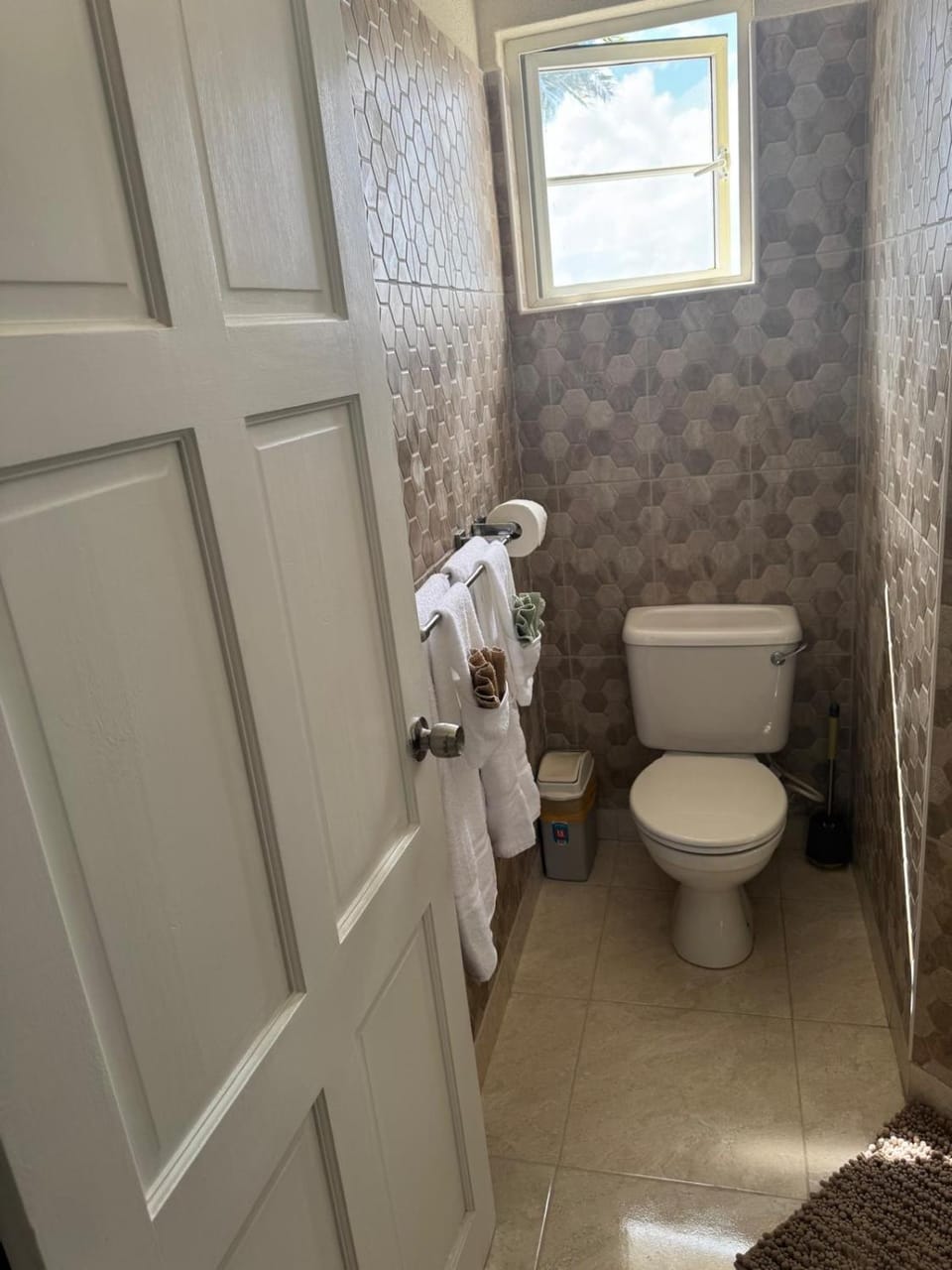 Toilet, Bathroom, towels