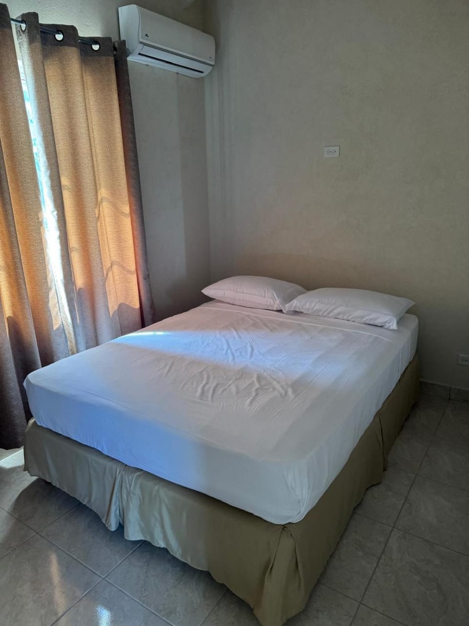Bed, Photo of the whole room, Bedroom, air conditioner
