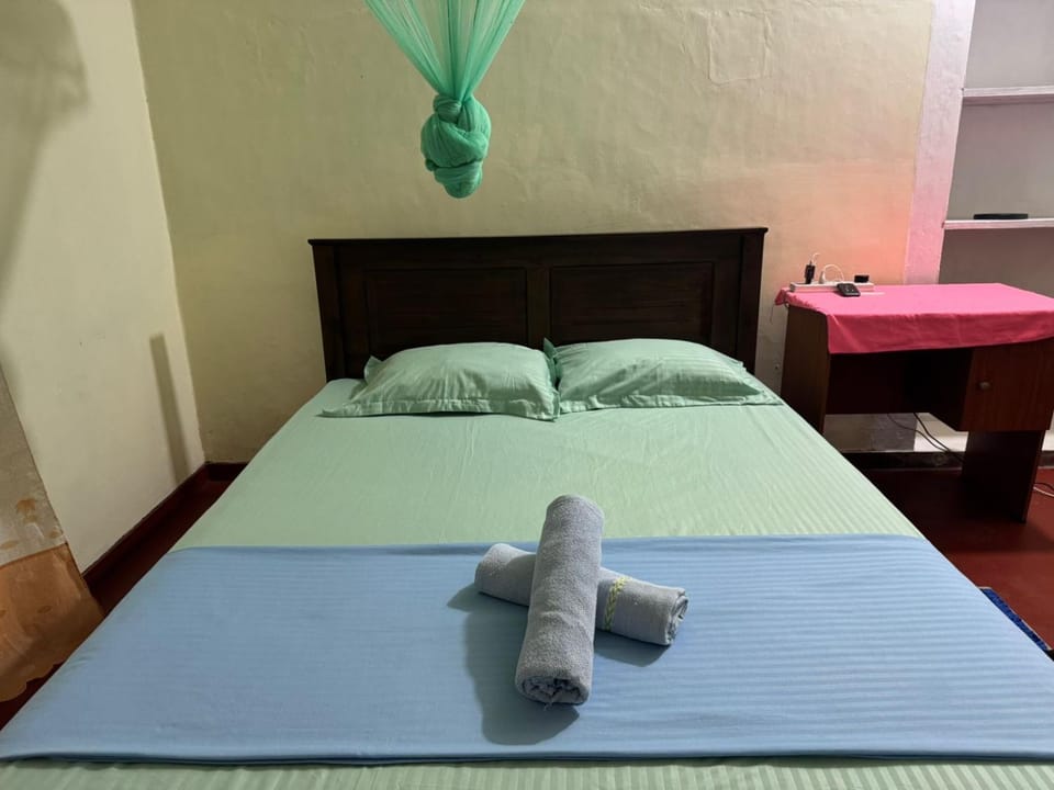 Bed, Bedroom, towels