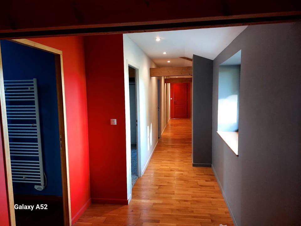 Les coqs de Mirebois ,Maison de campagne de 200 M2 pour 10 Personnes House in Auvergne-Rhône-Alpes