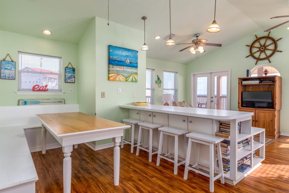 Kitchen or kitchenette, Dining area
