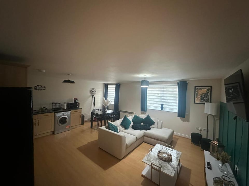 stylish two bed Ipswich apartment close to the waterfront sleeps 5 perfect for contractors leisure travel stays Apartment in Ipswich