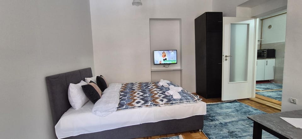 Bed, TV and multimedia, towels