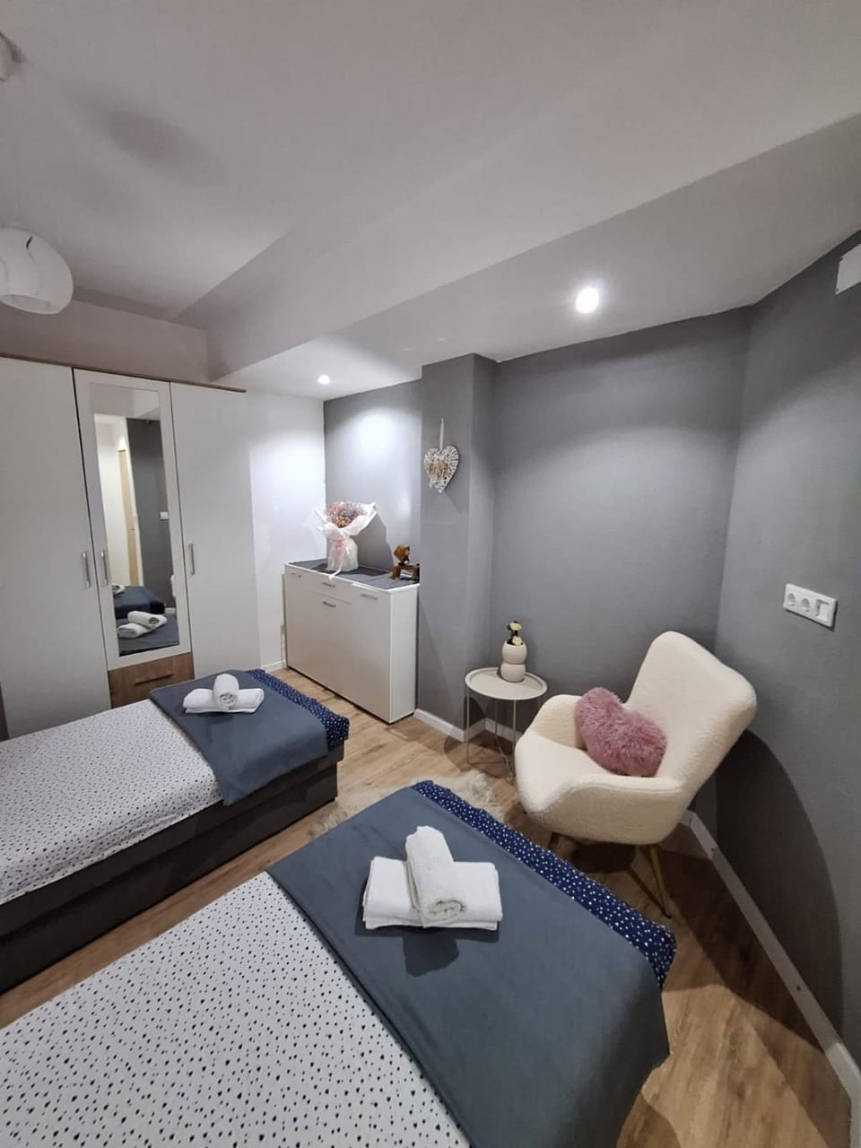 Bed, Photo of the whole room, Seating area, Bedroom, towels