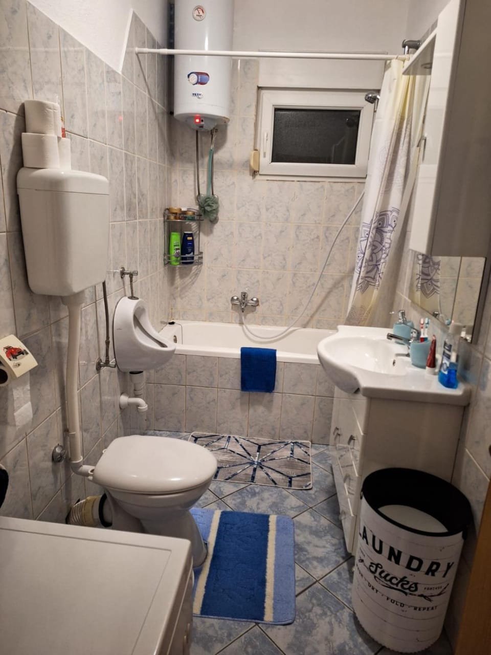 Shower, Toilet, Bathroom, Bath, towels