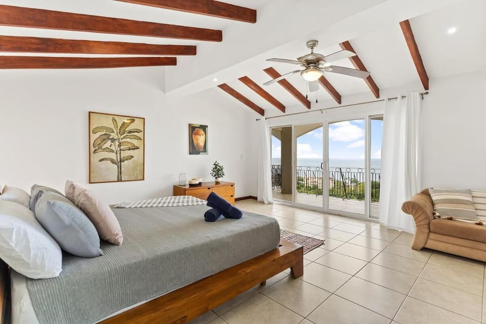 MPH Spacious Penthouse with Ocean Views Apartment in Tamarindo