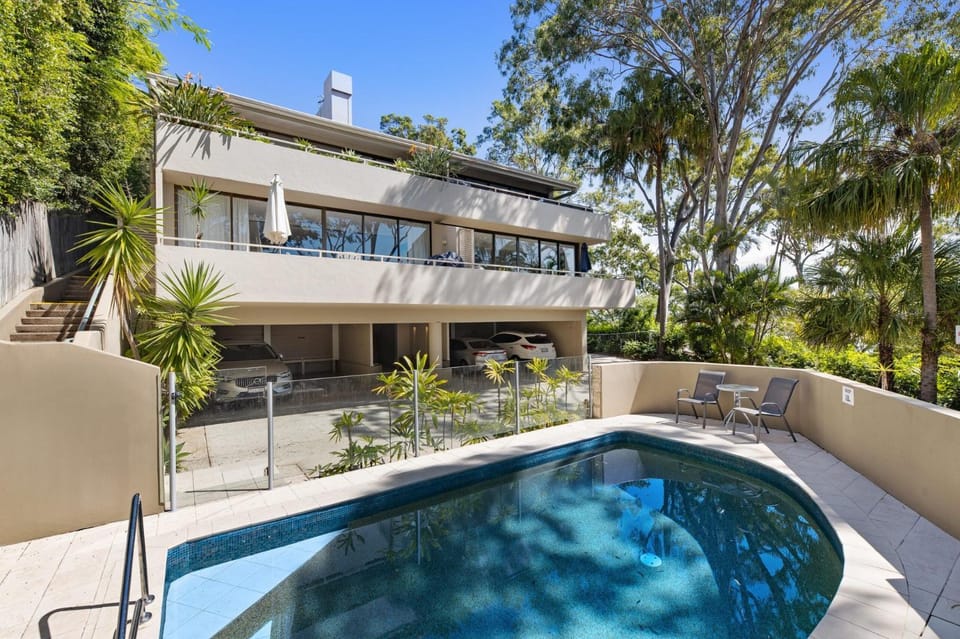 Cove Point 1, Artful Coastal Escape Revamped Apartment in Noosa Heads