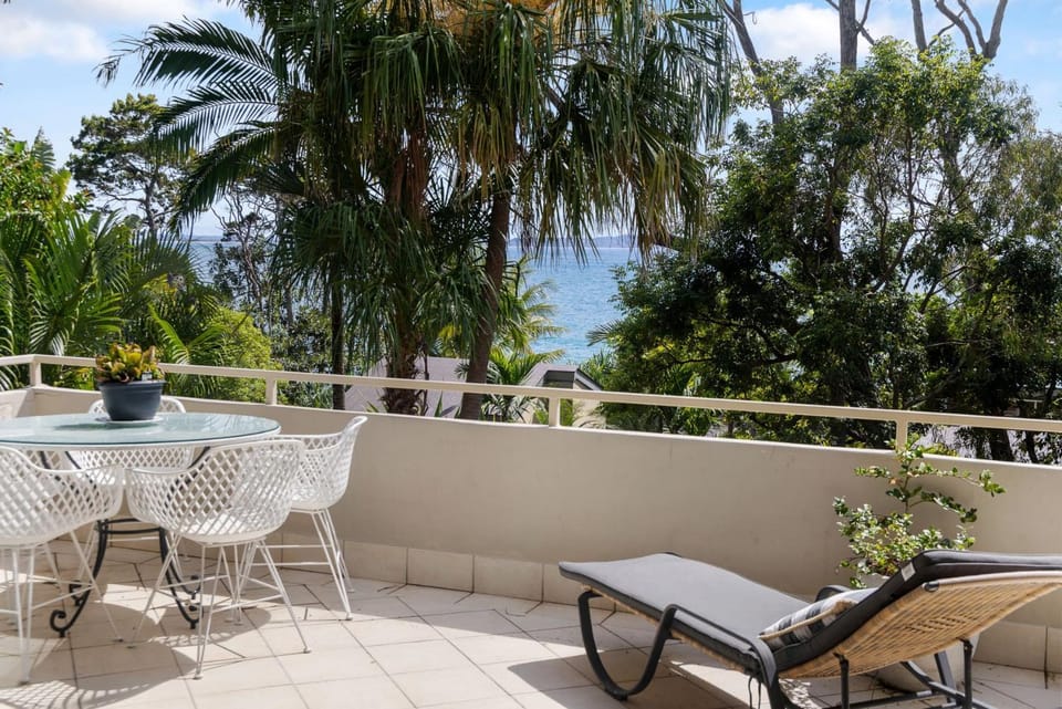 Cove Point 1, Artful Coastal Escape Revamped Apartment in Noosa Heads