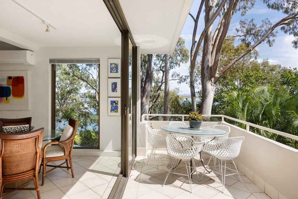 Cove Point 1, Artful Coastal Escape Revamped Apartment in Noosa Heads