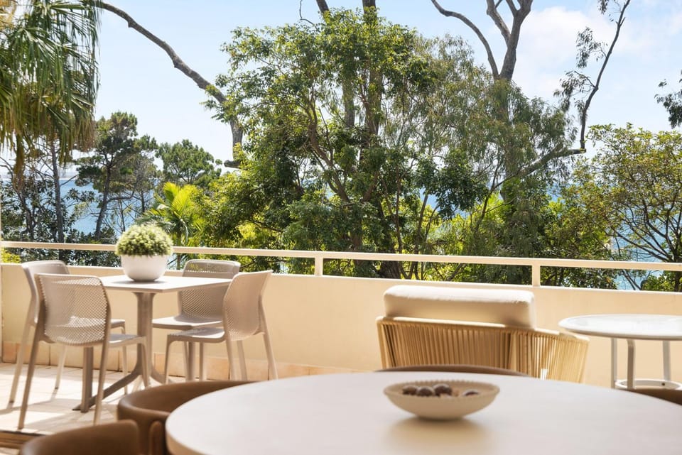 Cove Point 2, Seabreeze Hideaway, reimagined In-house Apartment in Noosa Heads