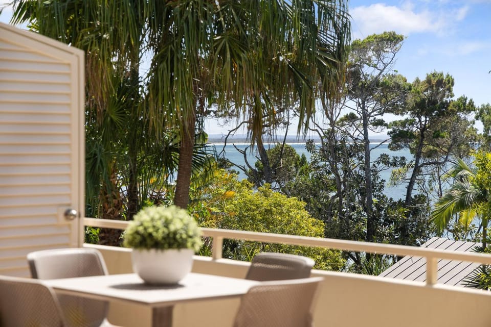 Cove Point 2, Seabreeze Hideaway, reimagined In-house Apartment in Noosa Heads