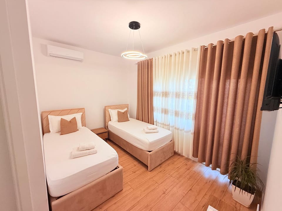 Bed, TV and multimedia, Photo of the whole room, Bedroom, towels, air conditioner