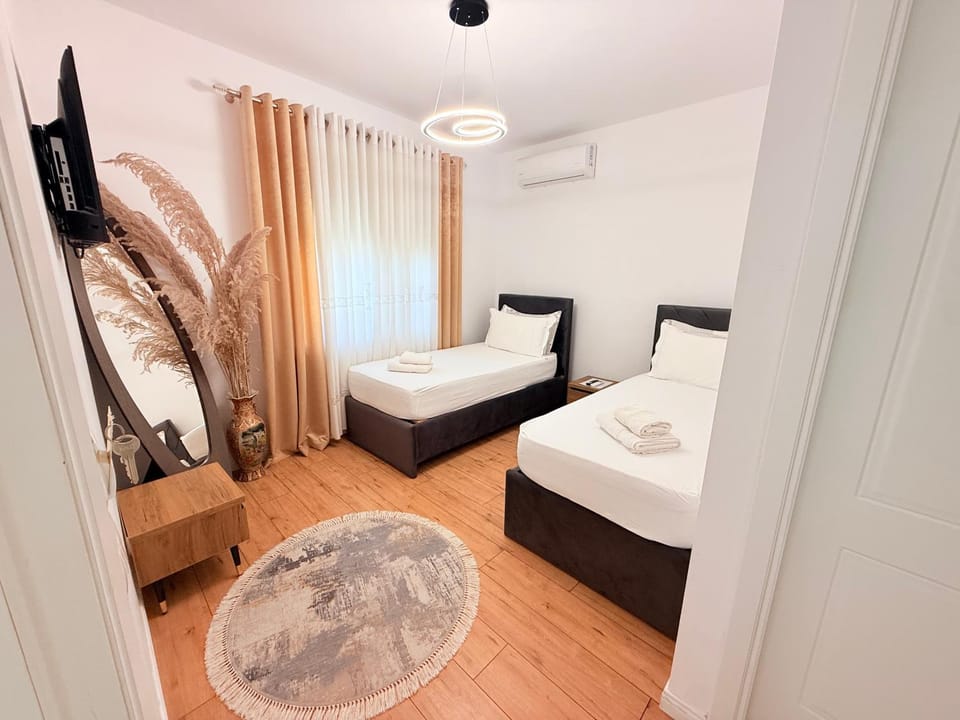 Bed, TV and multimedia, Photo of the whole room, Bedroom, towels, air conditioner