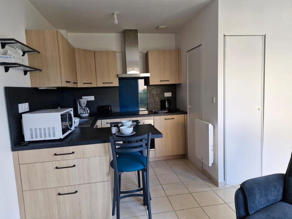 Coffee/tea facilities, Kitchen or kitchenette, Dining area, dishwasher, oven, stove, toaster
