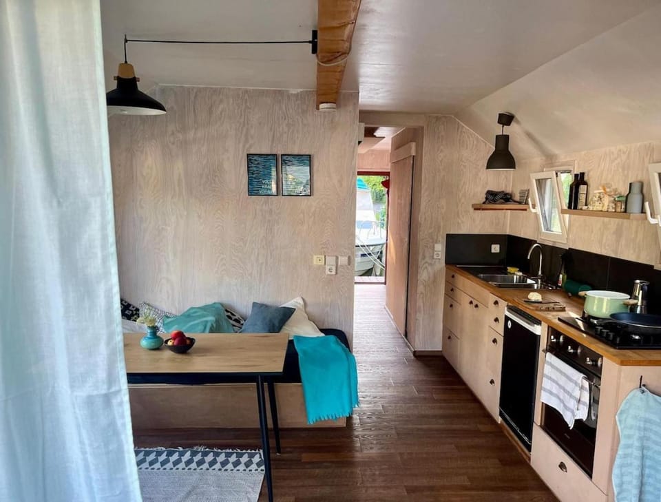 Coffee/tea facilities, Kitchen or kitchenette, Living room, Seating area, Dining area, stove
