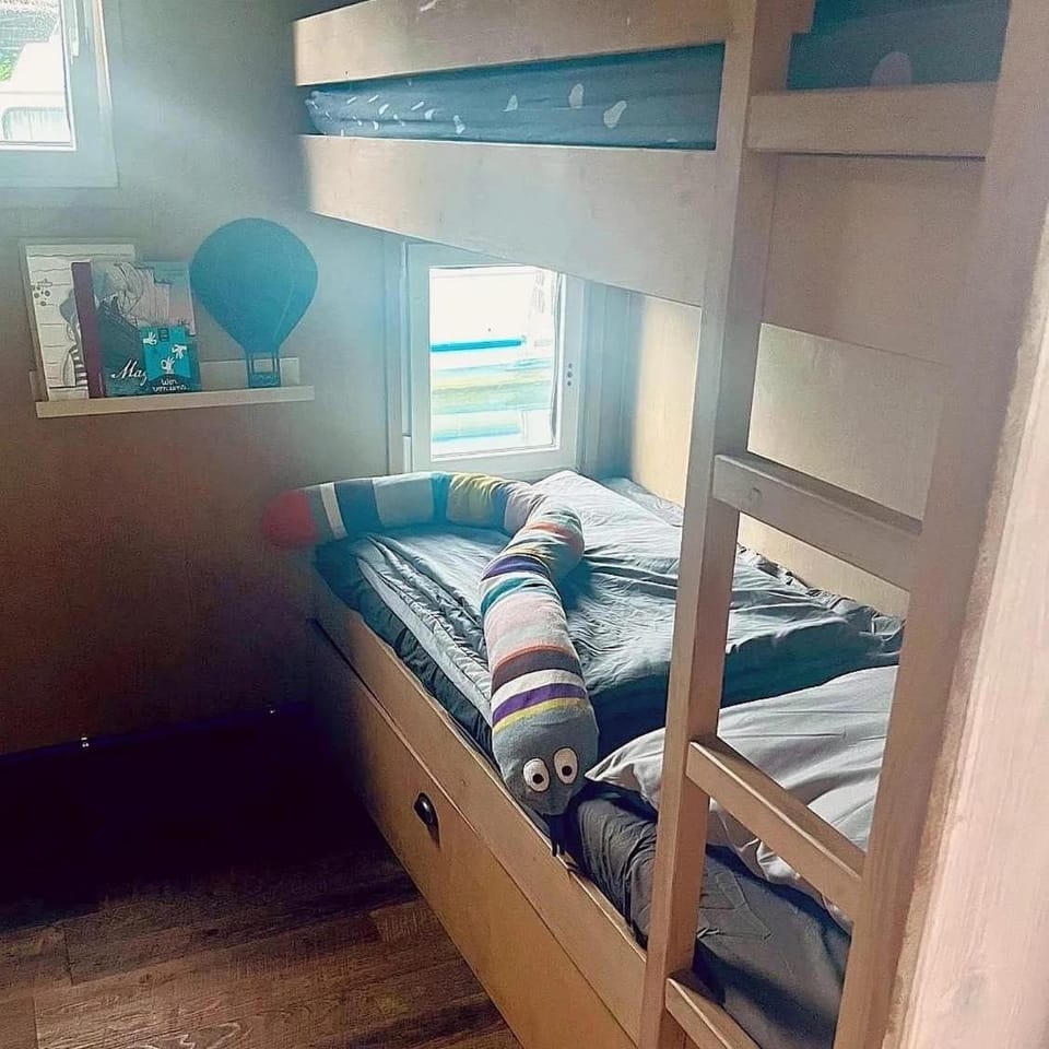 Bed, Photo of the whole room, bunk bed