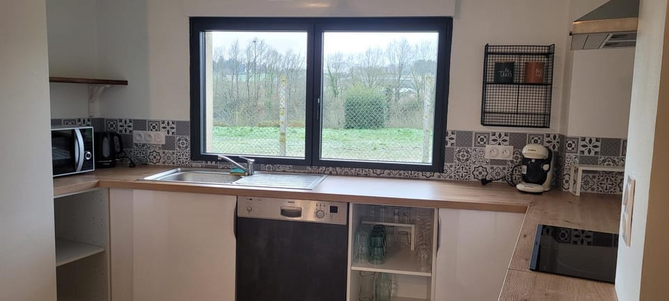 Coffee/tea facilities, Kitchen or kitchenette, stove, toaster