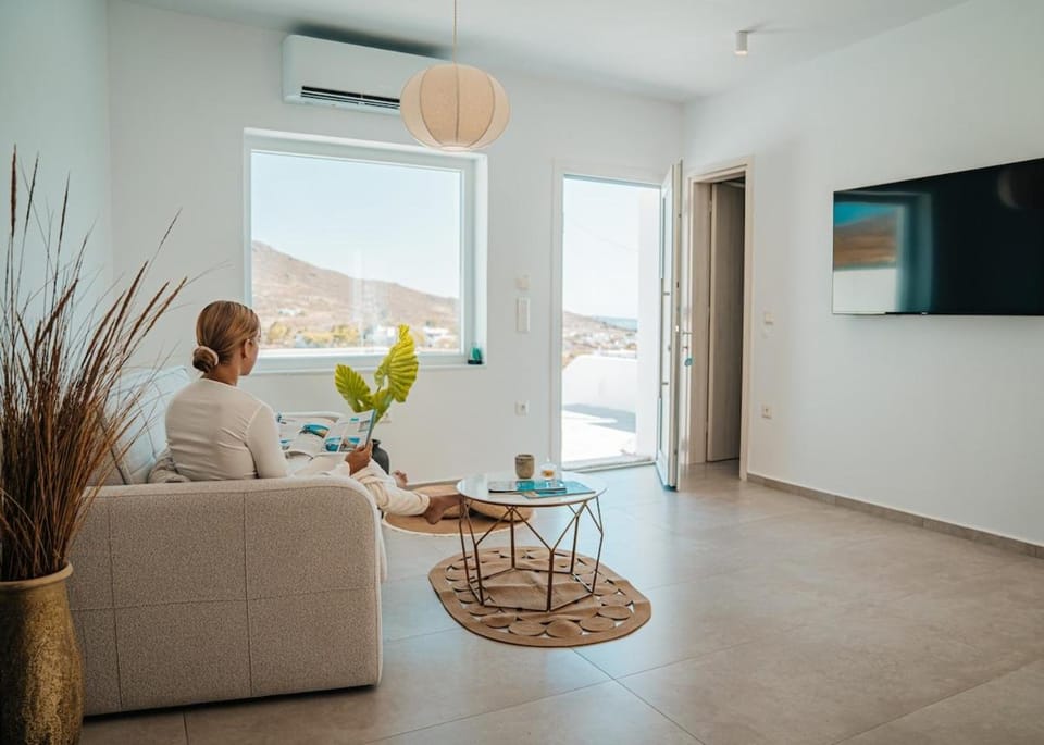People, TV and multimedia, View (from property/room), Living room, Seating area, City view, City view, Garden view, Mountain view, Sea view, Location, air conditioner