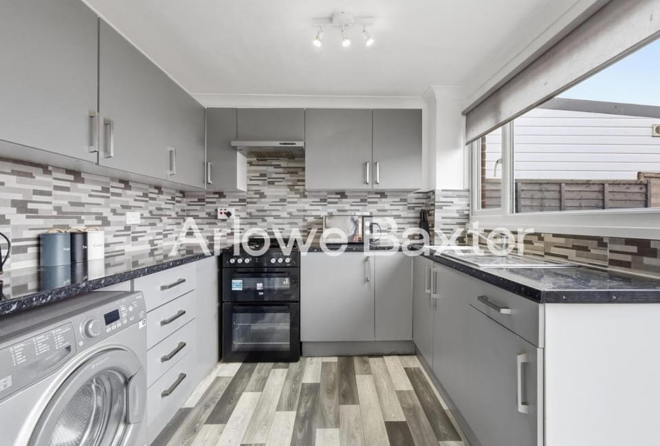 Bright 3-Bedroom House, Driveway and Garden House in Grays