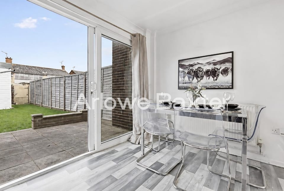 Bright 3-Bedroom House, Driveway and Garden House in Grays