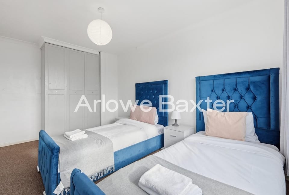 Bright 3-Bedroom House, Driveway and Garden House in Grays