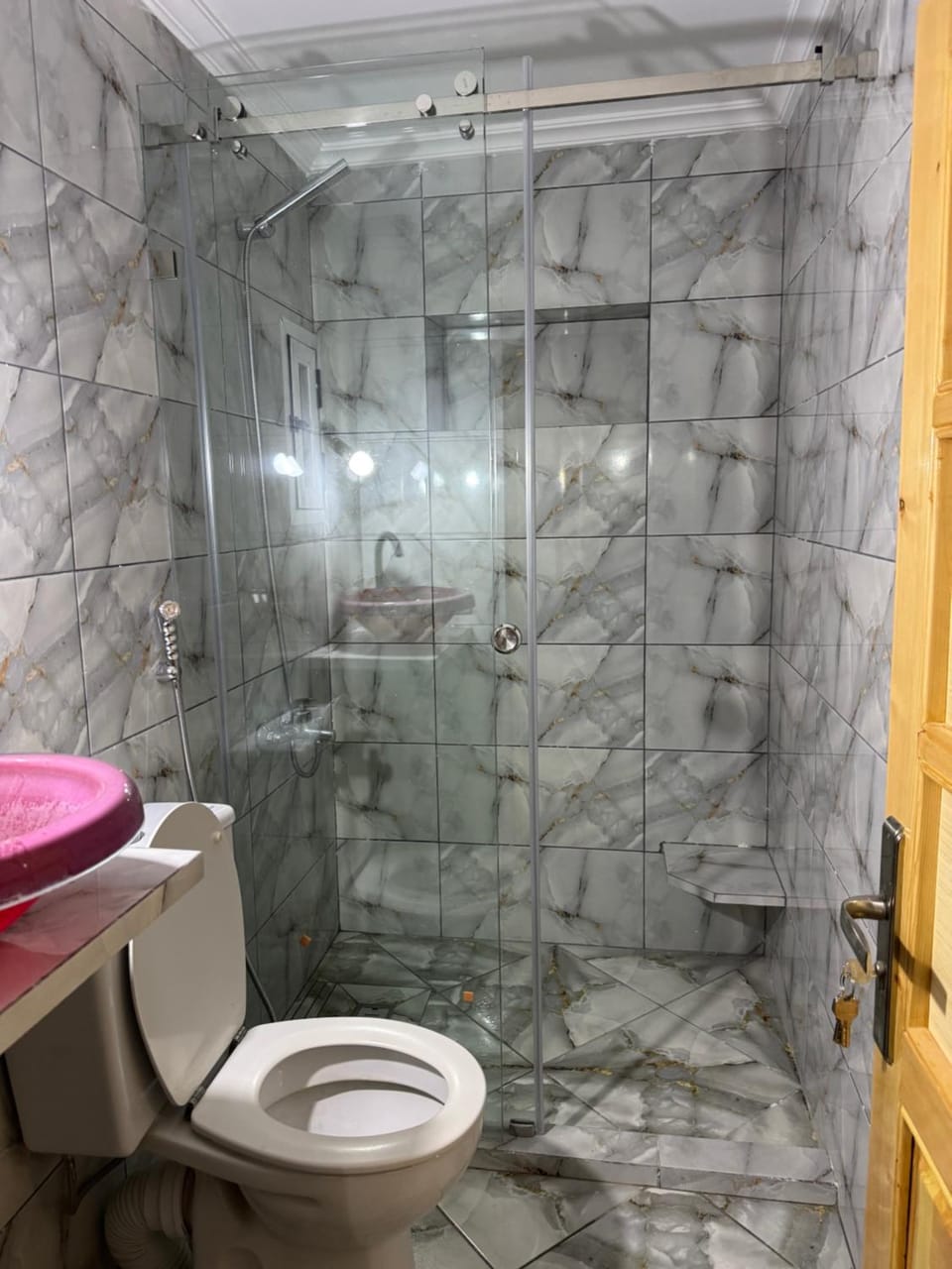 Shower, Toilet