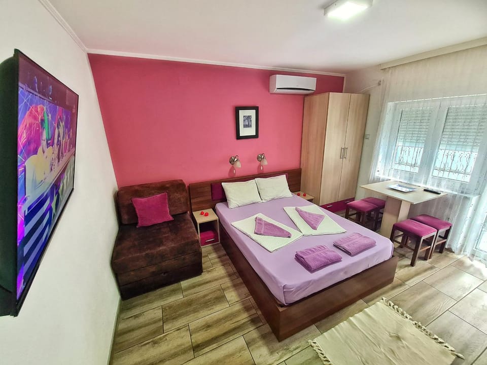 Bed, TV and multimedia, Living room, Photo of the whole room, Seating area, Bedroom, towels, air conditioner