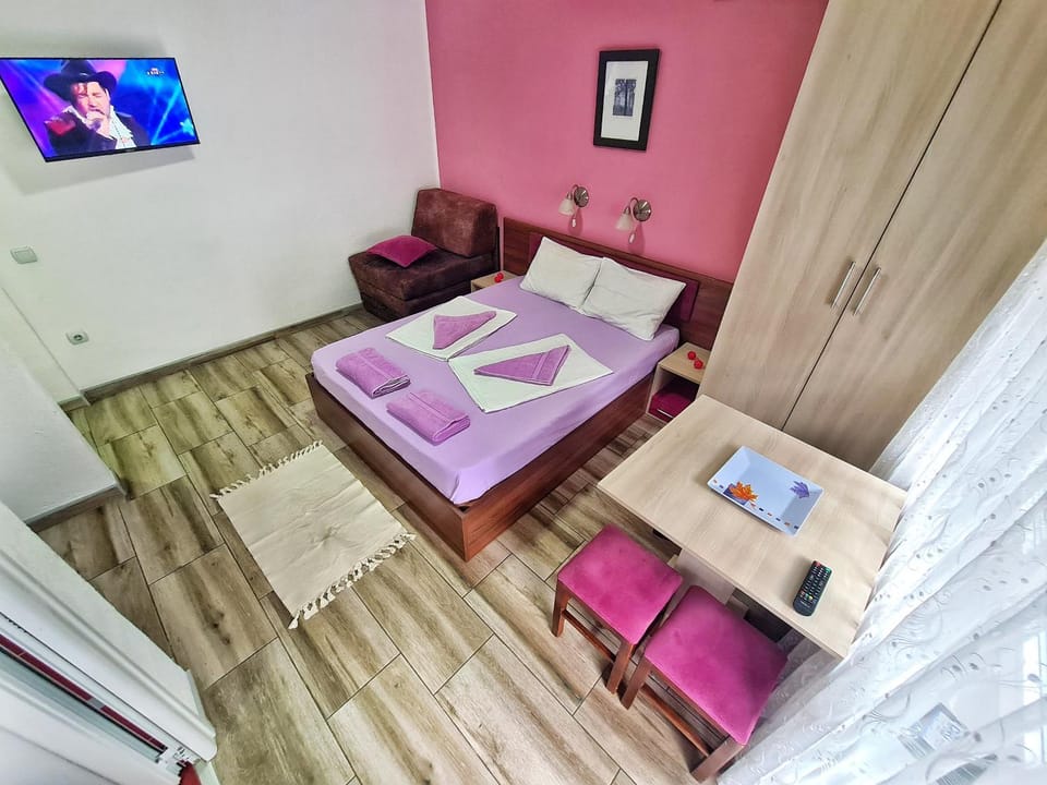 Bed, TV and multimedia, Living room, Photo of the whole room, Seating area, Bedroom, towels, wardrobe