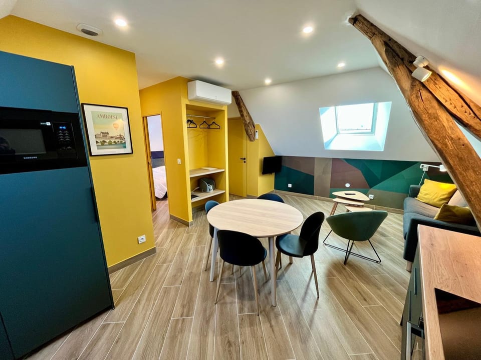 TV and multimedia, Kitchen or kitchenette, Living room, Seating area, Dining area