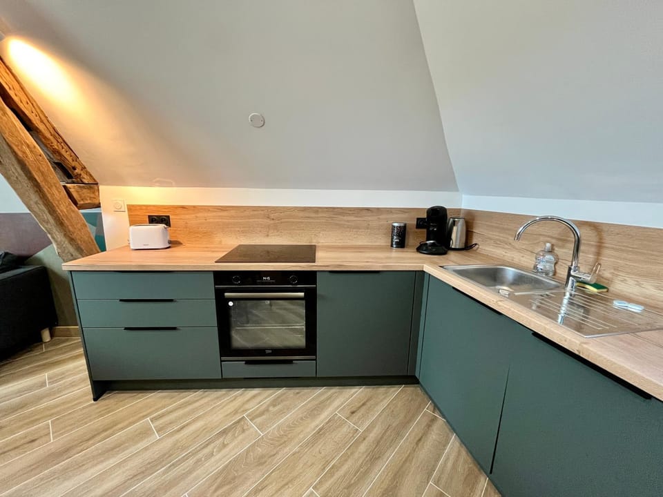 Coffee/tea facilities, Kitchen or kitchenette, oven, stove, toaster