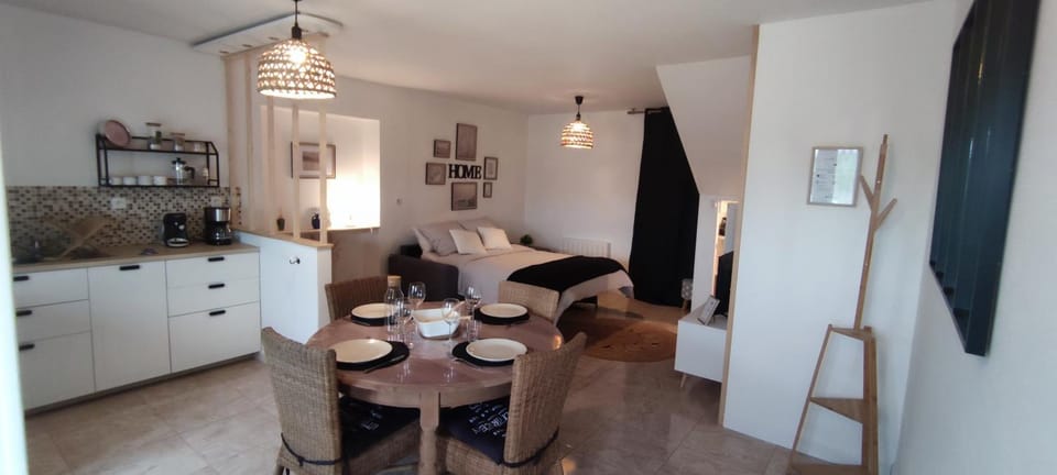 Bed, Seating area, Dining area