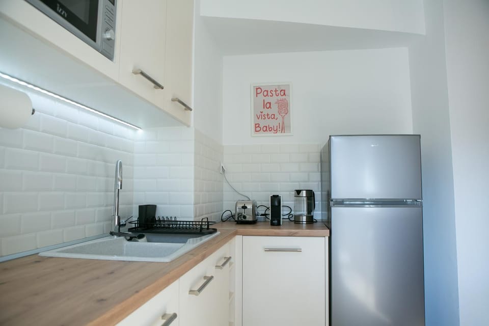 Coffee/tea facilities, Kitchen or kitchenette, dishwasher, oven, stove