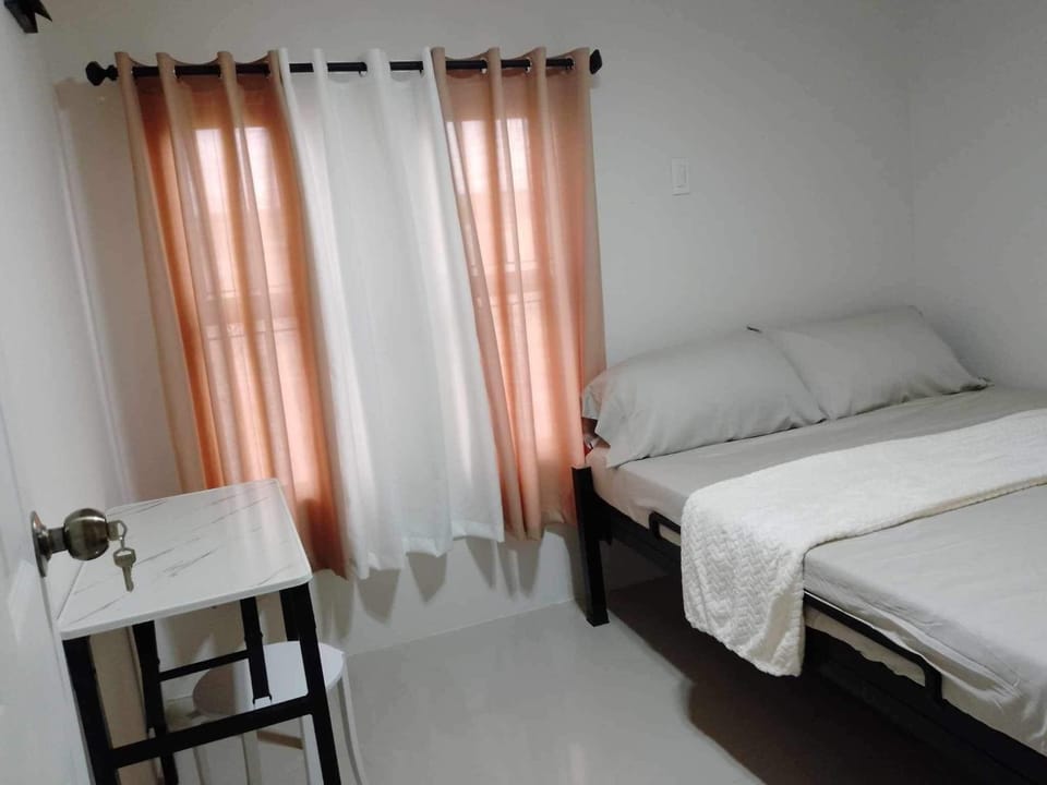 Bed, Photo of the whole room, Bedroom, Quiet street view