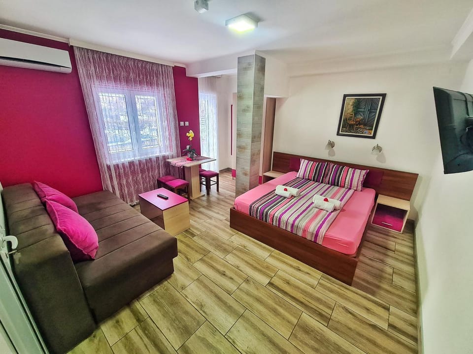Bed, TV and multimedia, Photo of the whole room, Seating area