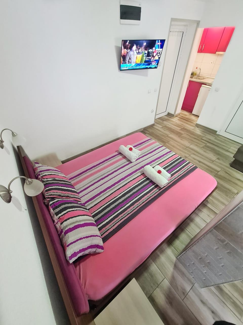 Bed, TV and multimedia, Bedroom