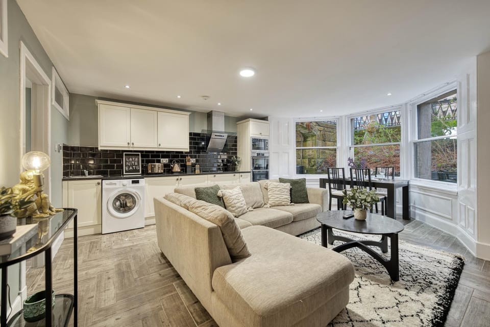 Kitchen or kitchenette, Living room, Seating area, Dining area, pet friendly, stove, washing machine