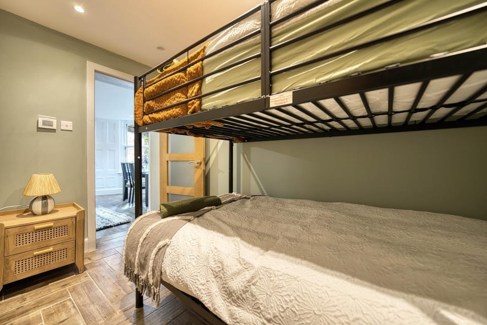Bedroom, bunk bed