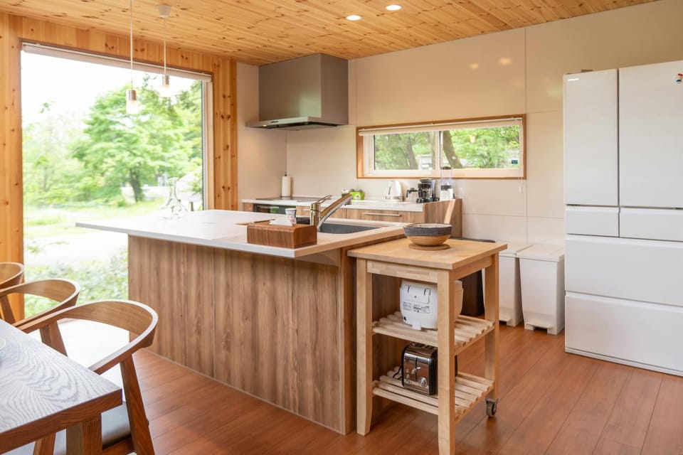 Coffee/tea facilities, Kitchen or kitchenette, Dining area, dishwasher, oven, stove, toaster